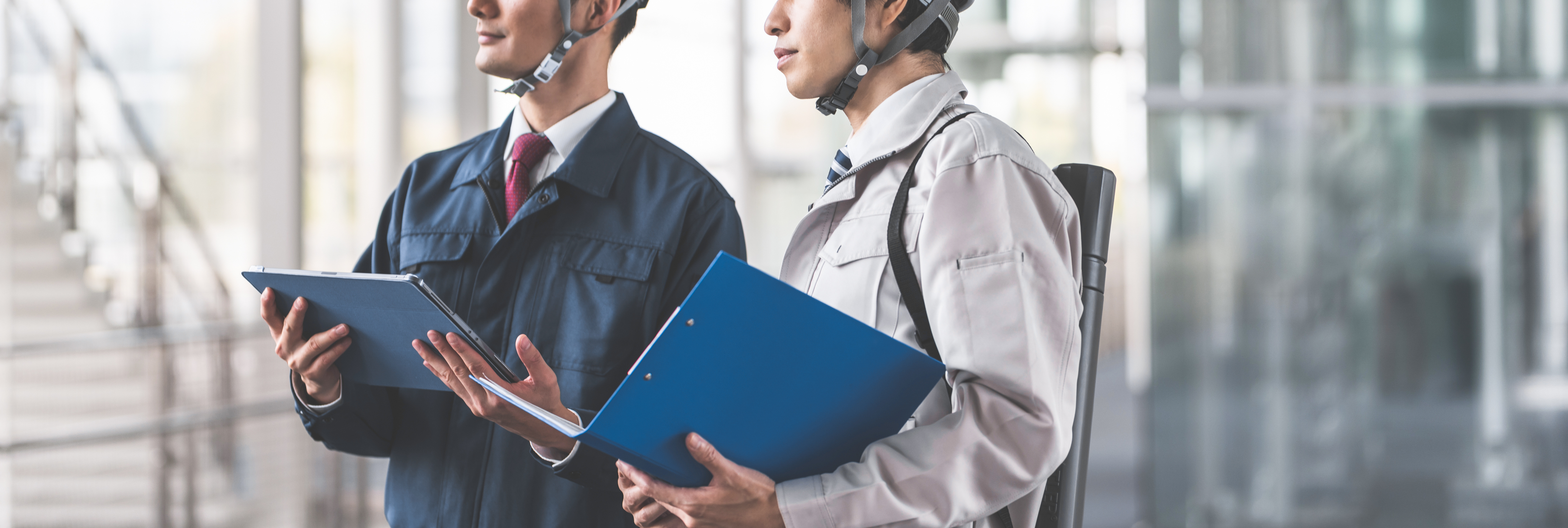 タブレットで作業するビジネスマン